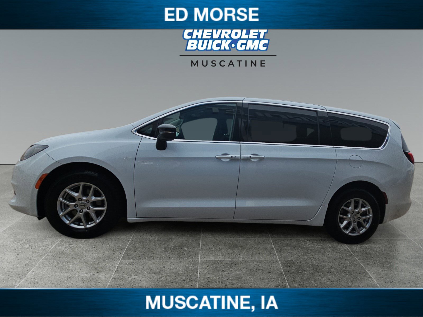 Used 2024 Chrysler Voyager LX image 2