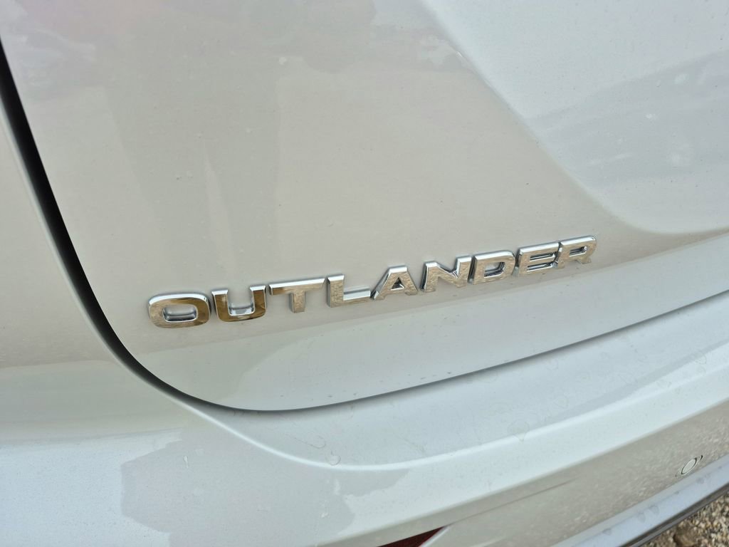 New 2026 Mitsubishi Outlander SE image 13