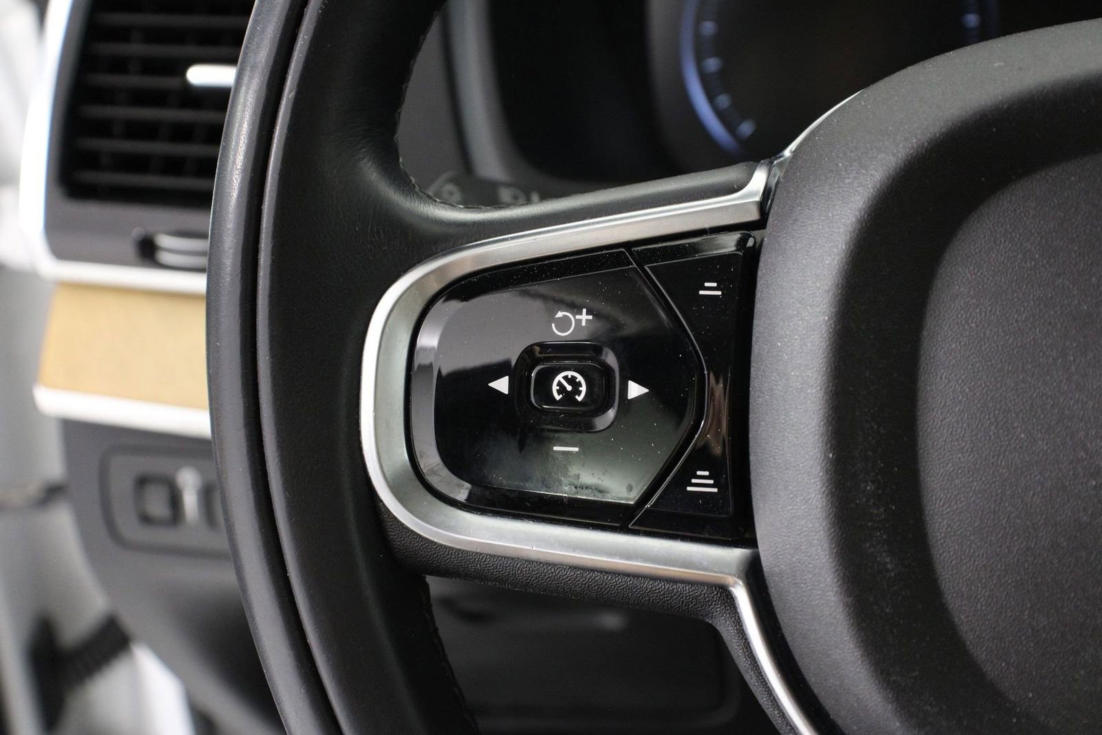 Used 2016 Volvo XC90 T8 Inscription w/ Vision Package AWD/4WD image 10