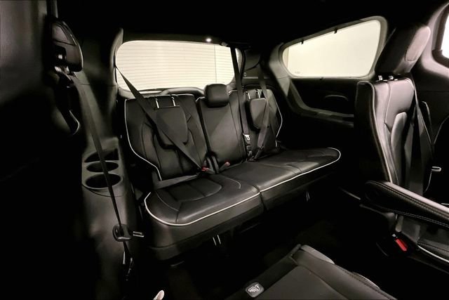 Used 2025 Chrysler Pacifica Limited image 29