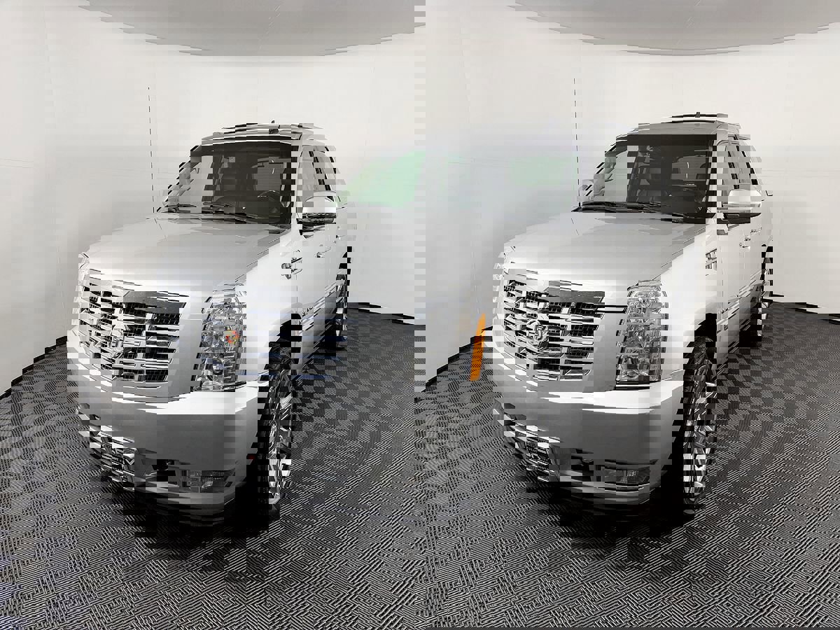 Used 2010 Cadillac Escalade EXT Premium image 3