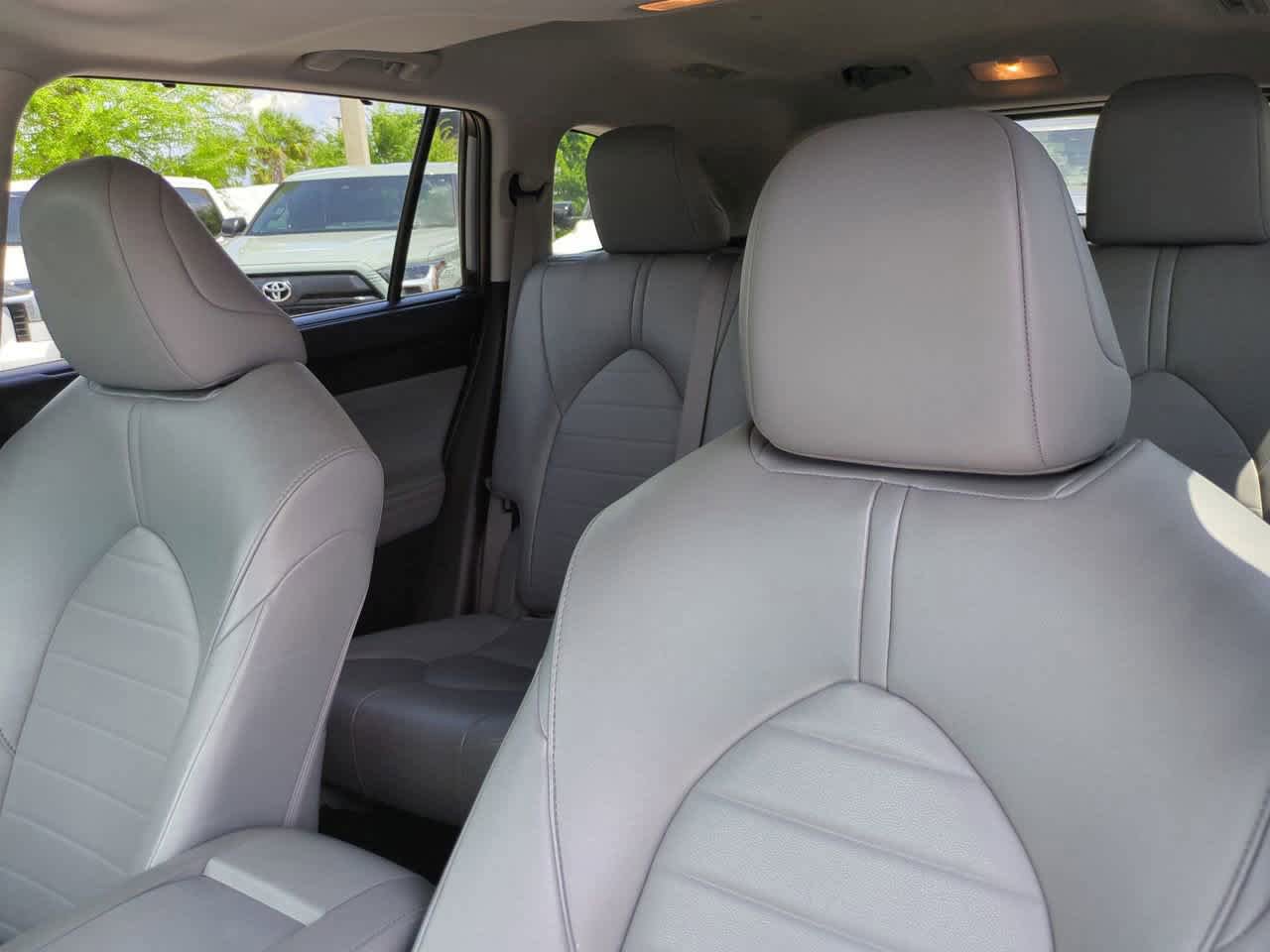 Used 2022 Toyota Highlander XLE FWD image 8