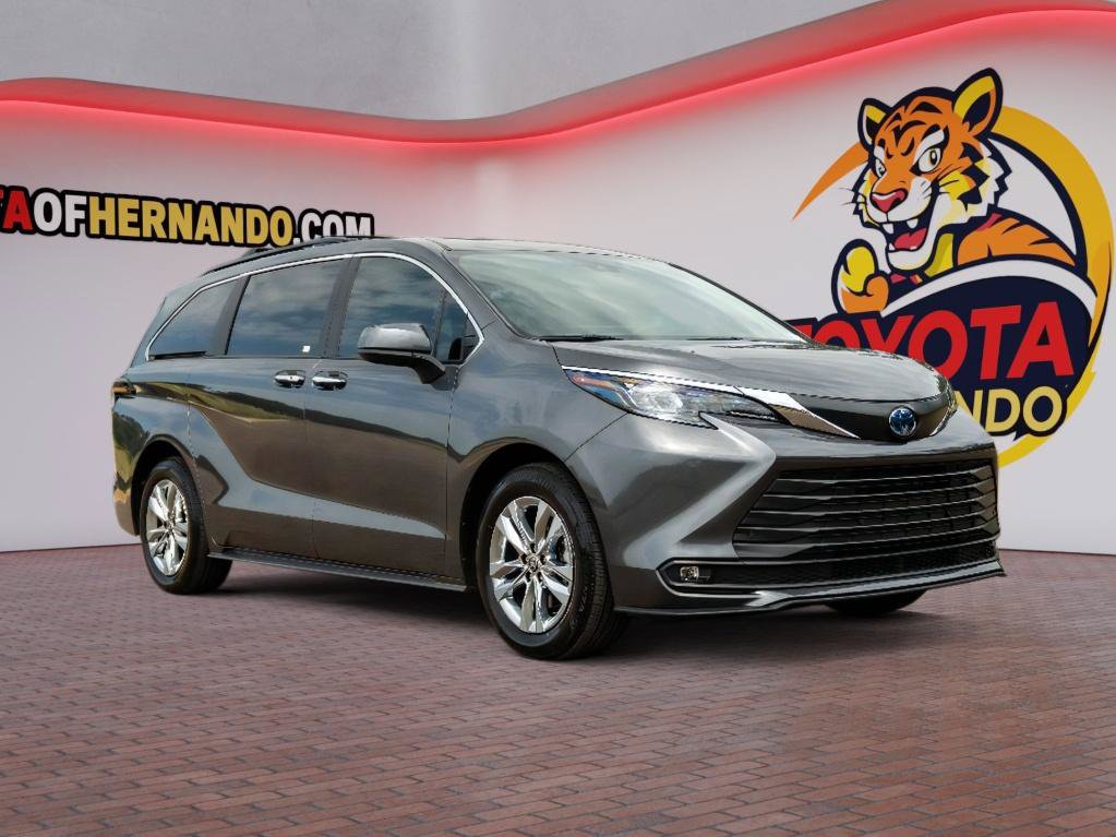 Used 2025 Toyota Sienna XLE w/ XLE Plus Package AWD/4WD image 3