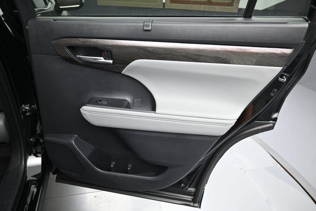 Certified 2026 Toyota Highlander Limited AWD/4WD image 36