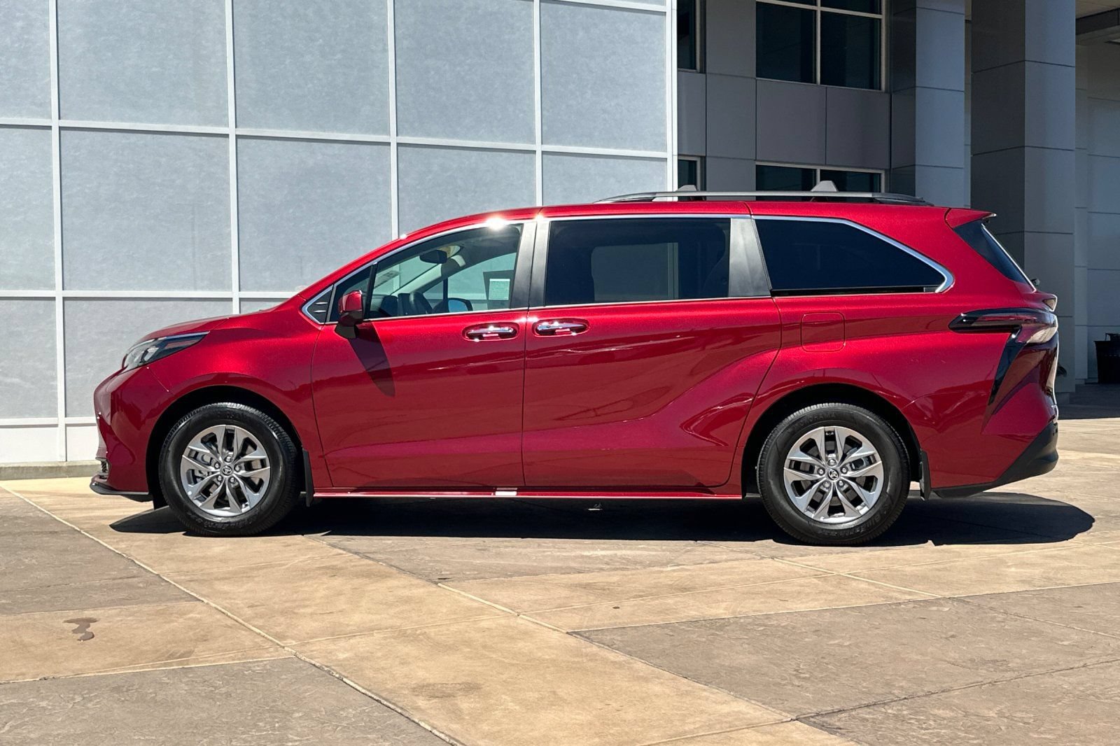 Used 2025 Toyota Sienna XLE FWD image 7