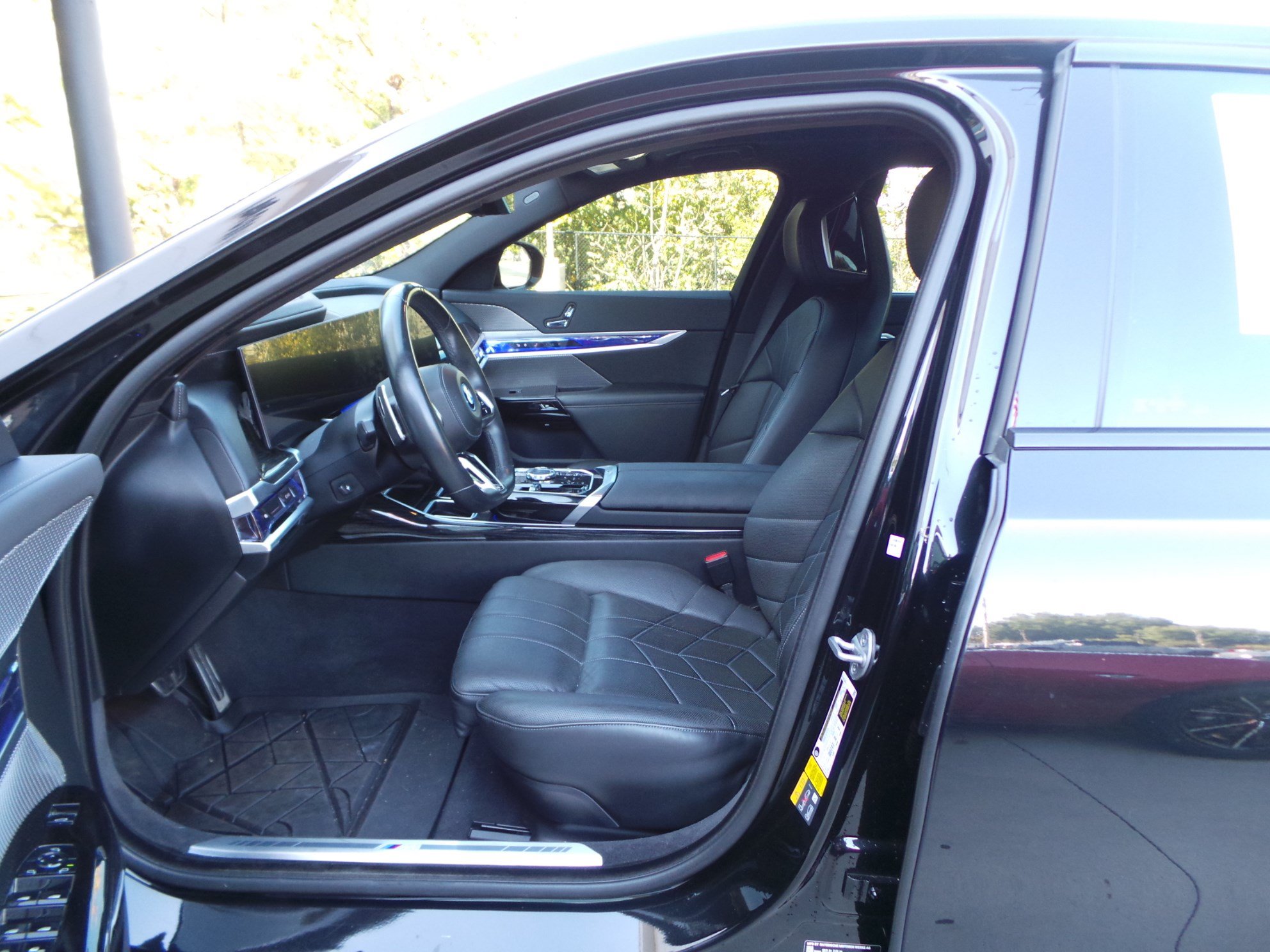 Used 2024 BMW 750e xDrive w/ Executive Package AWD/4WD image 8