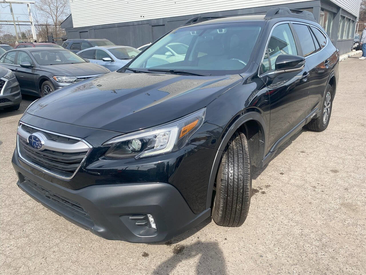 Used 2022 Subaru Outback Premium image 2