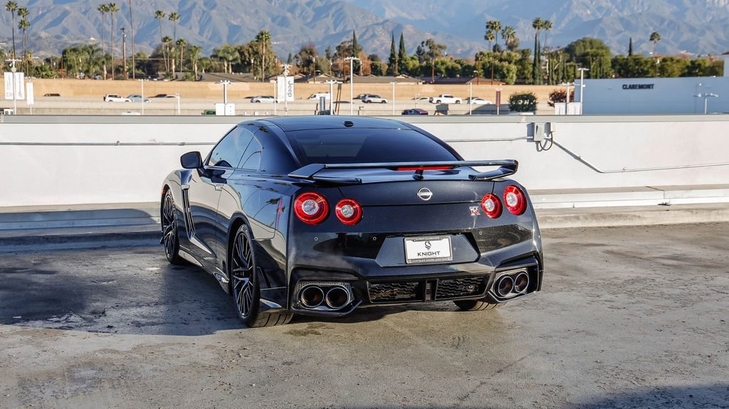 Used 2024 Nissan GT-R Premium w/ Premium Interior Package image 7