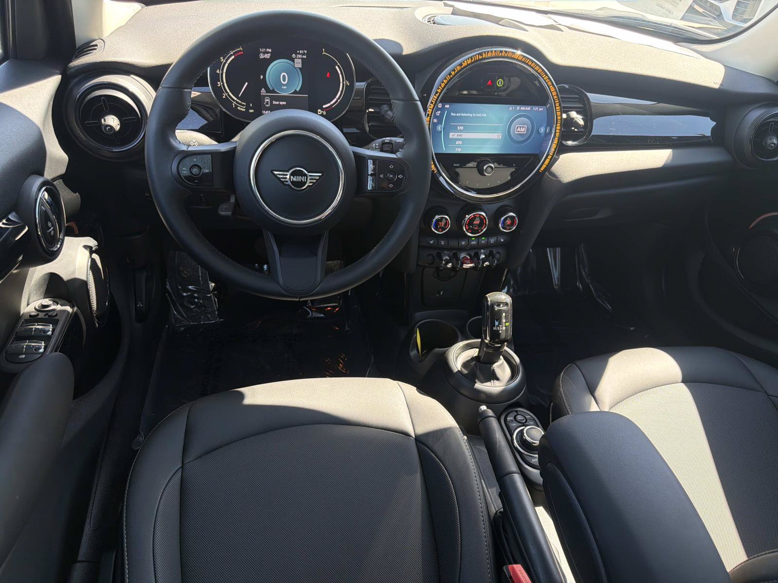 Used 2024 MINI Cooper 4-Door Hardtop FWD image 8