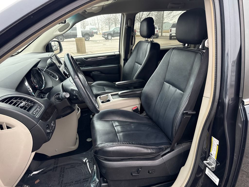 Used 2014 Chrysler Town & Country Touring image 9