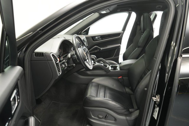 Used 2023 Porsche Cayenne Platinum Edition image 28