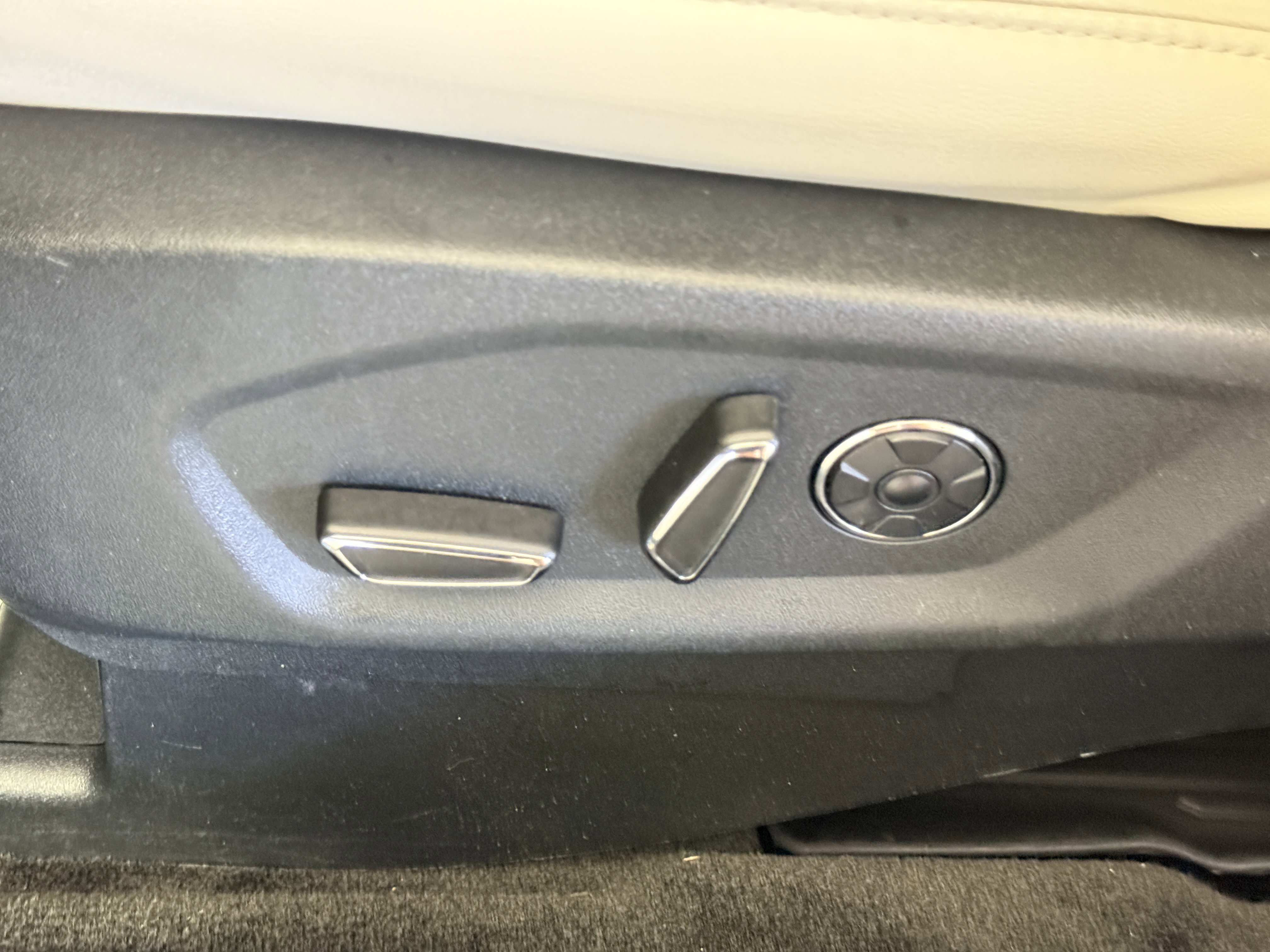 Certified 2018 Ford Explorer Platinum image 17