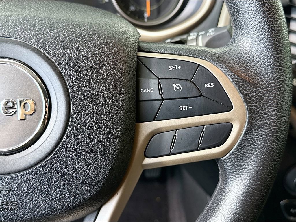 Used 2018 Jeep Cherokee Latitude w/ Safety Group image 12