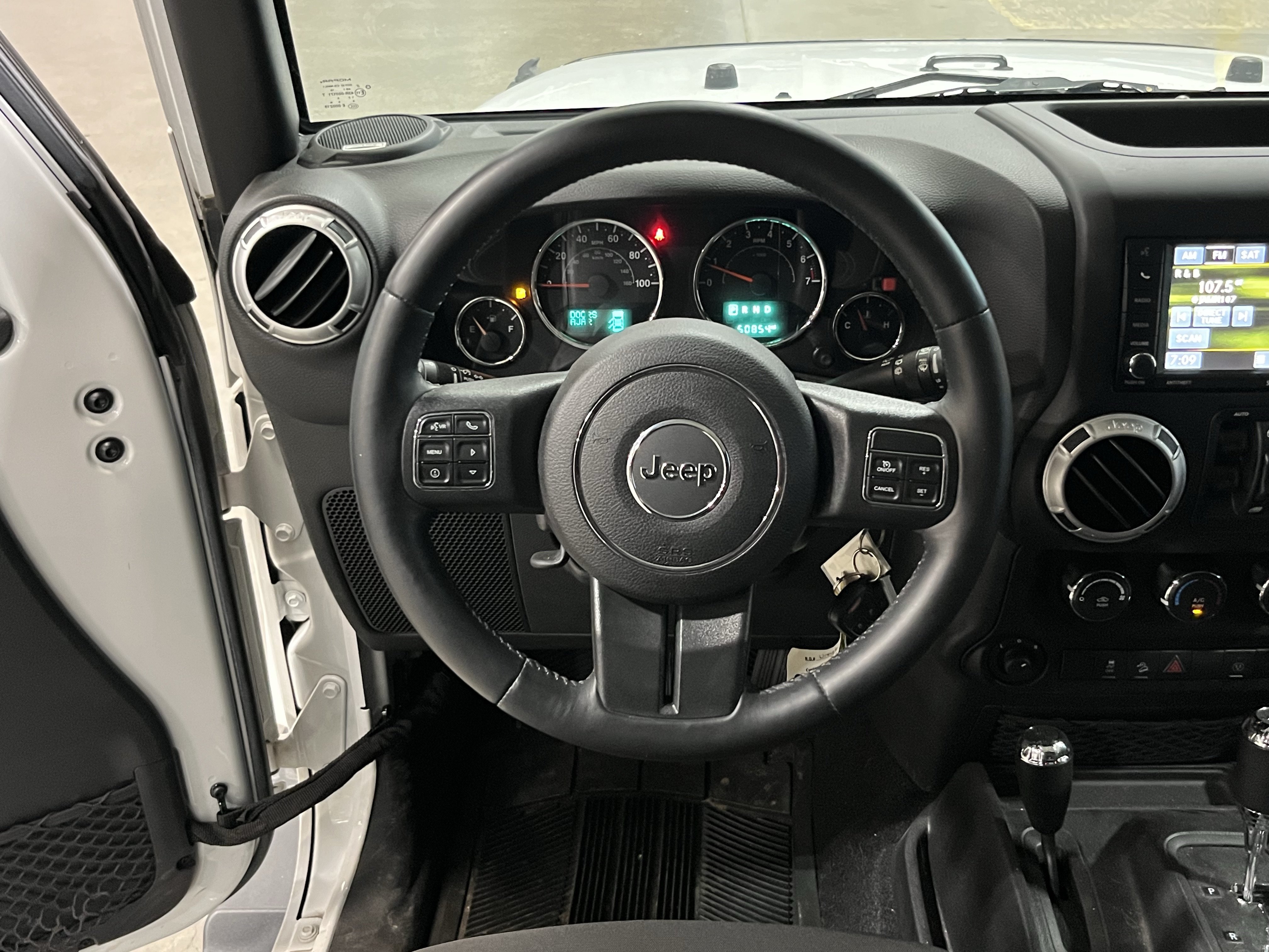 Used 2015 Jeep Wrangler Unlimited Sahara w/ Max Tow Package AWD/4WD image 13