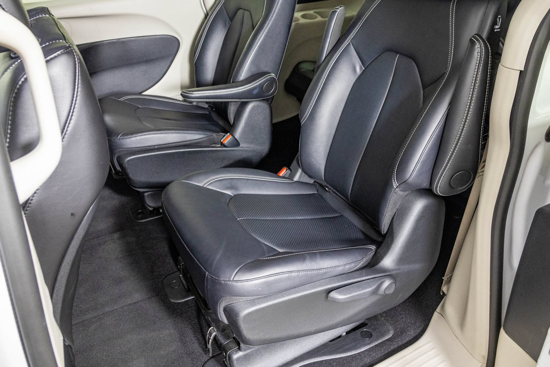 Used 2024 Chrysler Pacifica Limited FWD image 38
