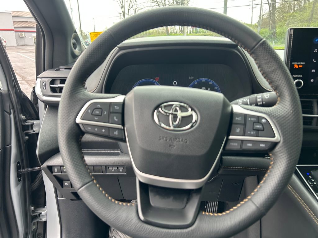 Used 2025 Toyota Sienna XLE Woodland Edition AWD/4WD image 23
