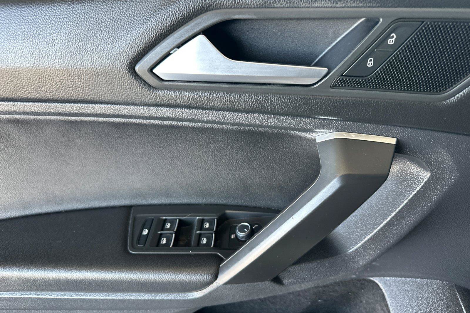Used 2021 Volkswagen Tiguan SE w/ Panoramic Sunroof Package AWD/4WD image 11