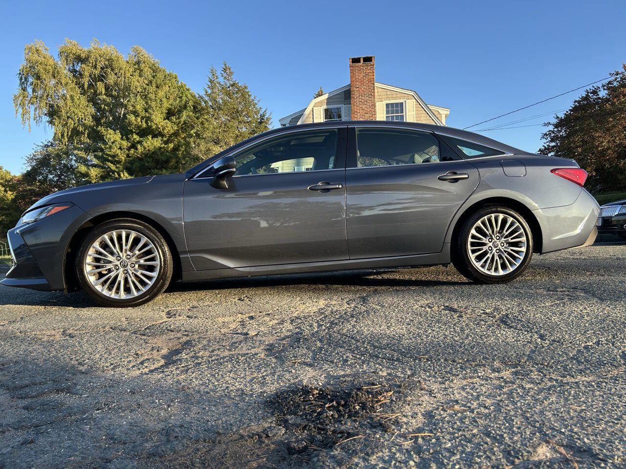 Used 2020 Toyota Avalon Limited image 10