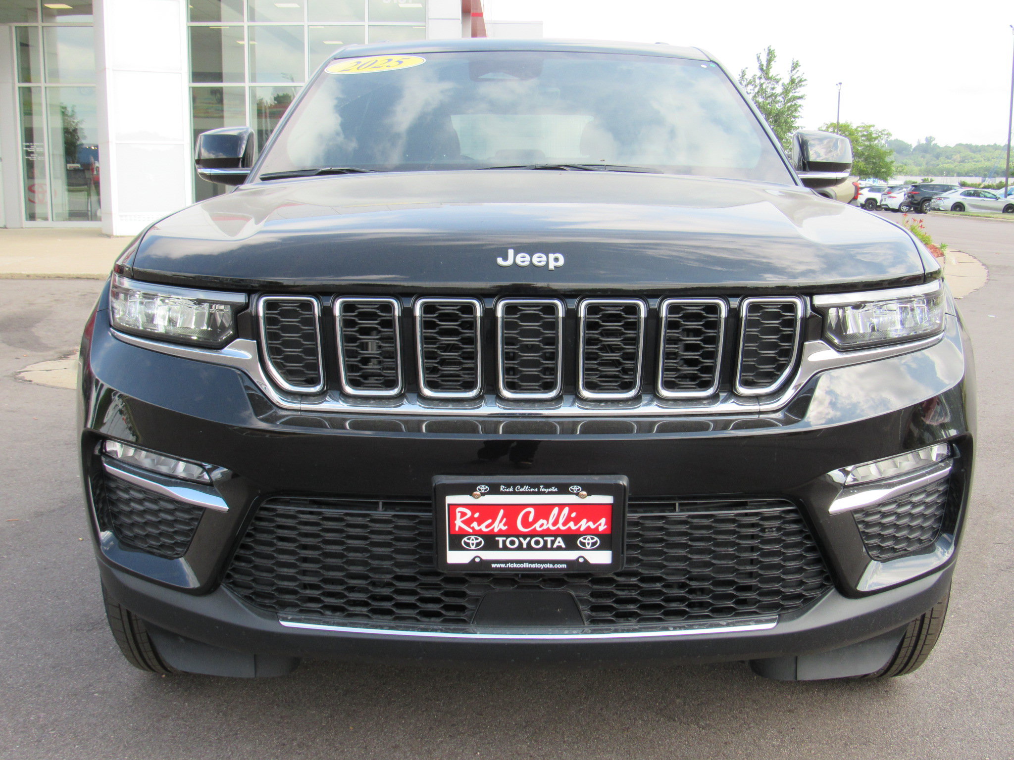 Used 2025 Jeep Grand Cherokee Limited AWD/4WD image 4