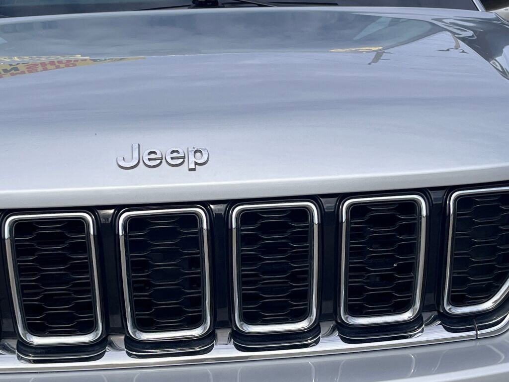 Used 2023 Jeep Grand Cherokee Limited image 9