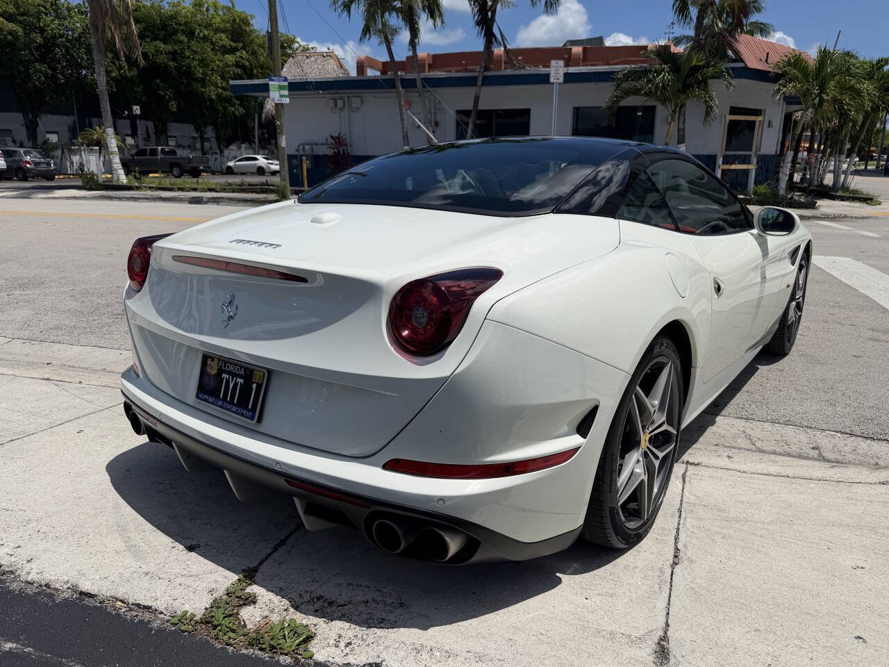 Used 2015 Ferrari California T RWD image 6