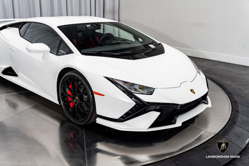 Used 2024 Lamborghini Huracan Tecnica image 2