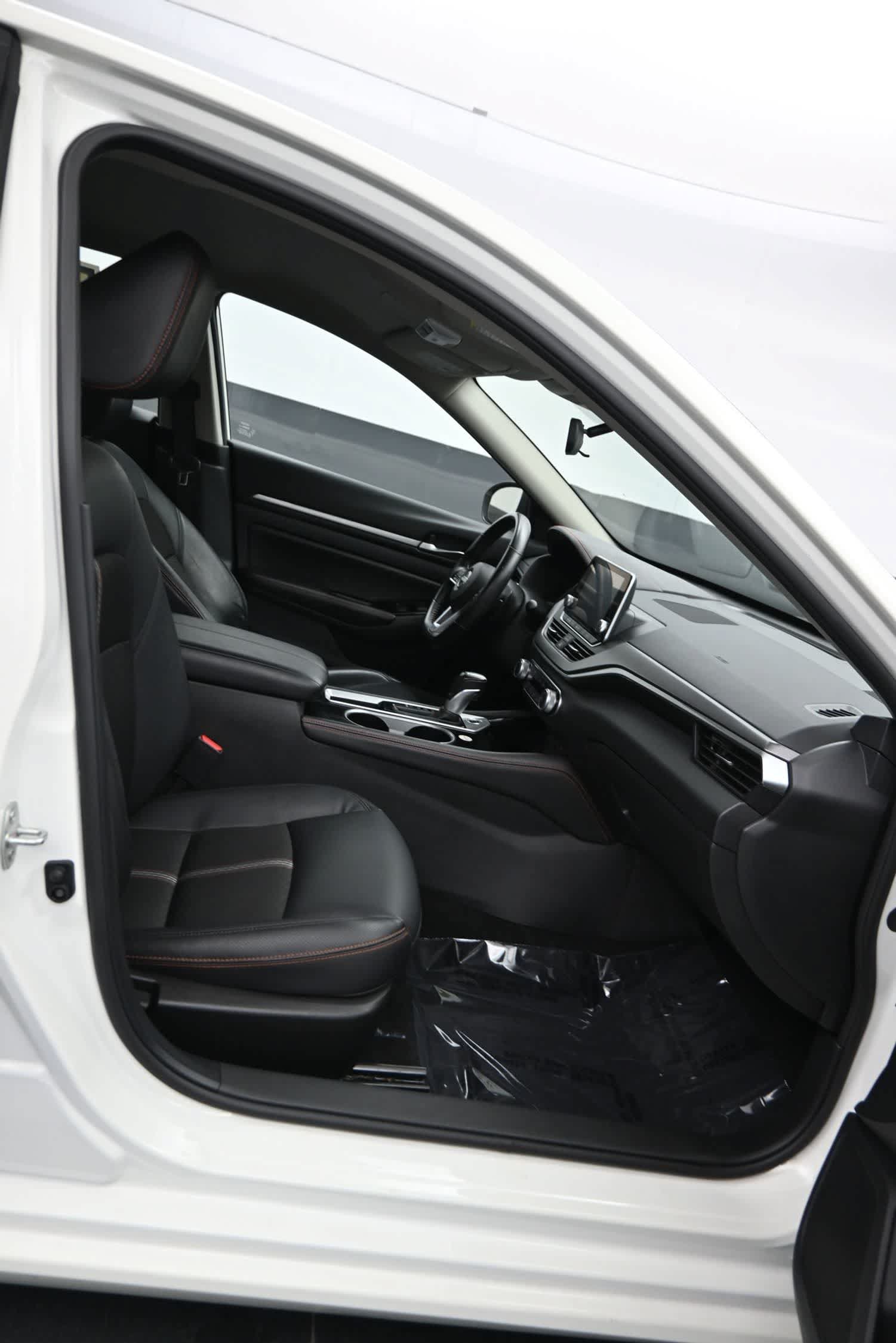 Used 2025 Nissan Altima 2.5 SR FWD image 11