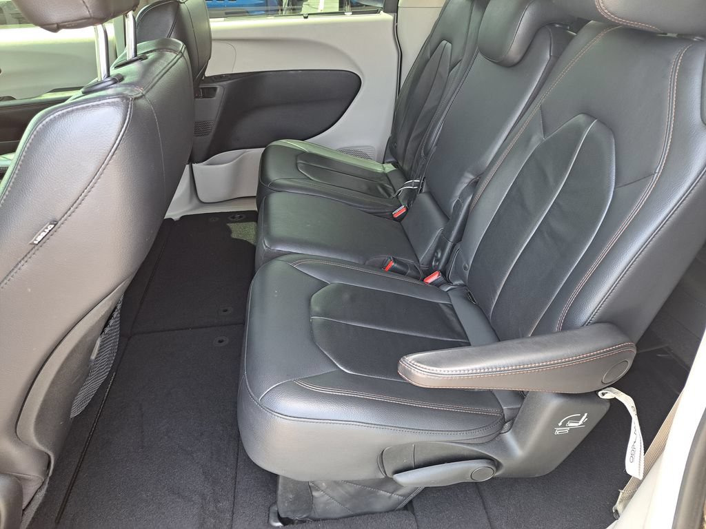 Used 2017 Chrysler Pacifica Touring-L FWD image 25