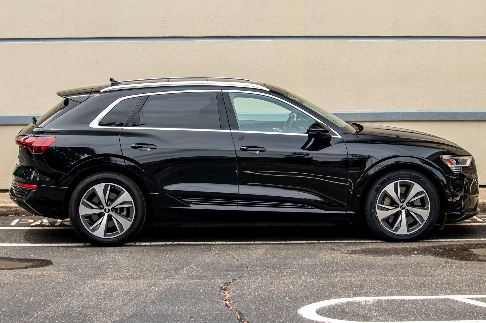 Used 2024 Audi Q8 e-tron Premium Plus w/ Premium Plus Package AWD/4WD image 11