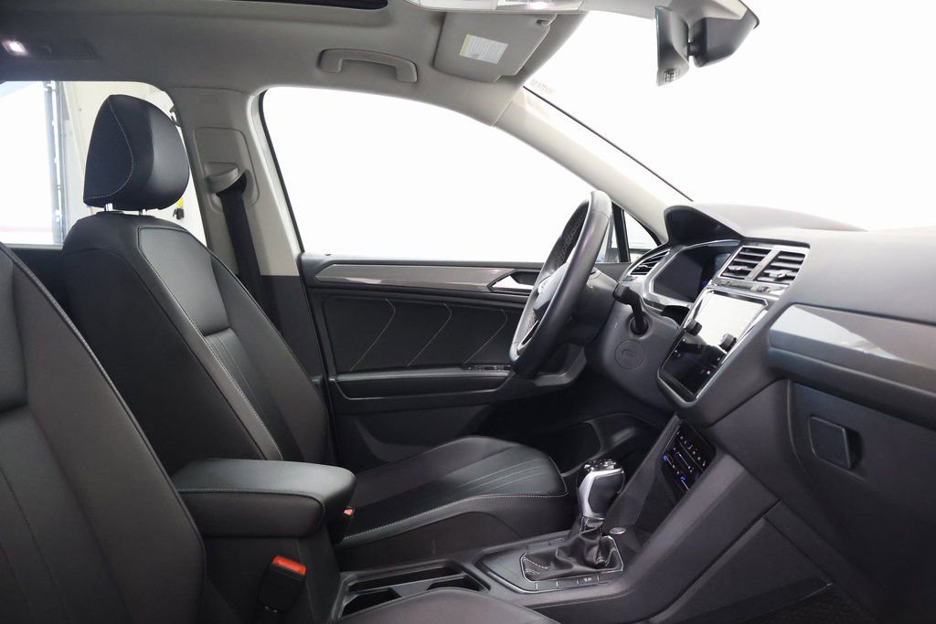 Used 2022 Volkswagen Tiguan SE w/ Panoramic Sunroof Package image 21
