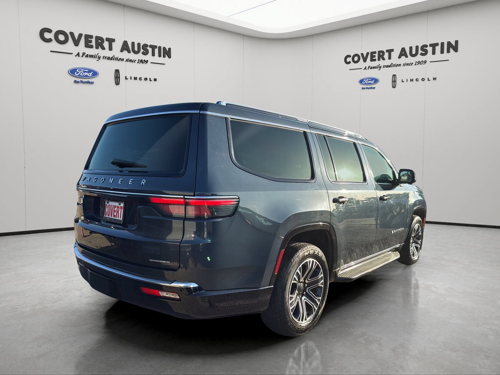 Used 2024 Jeep Wagoneer Series II w/ Flexible Seating Group AWD/4WD image 5