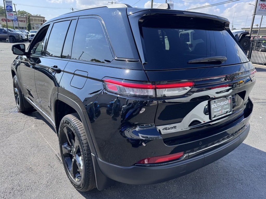 New 2025 Jeep Grand Cherokee Limited w/ Black Appearance Package image 5