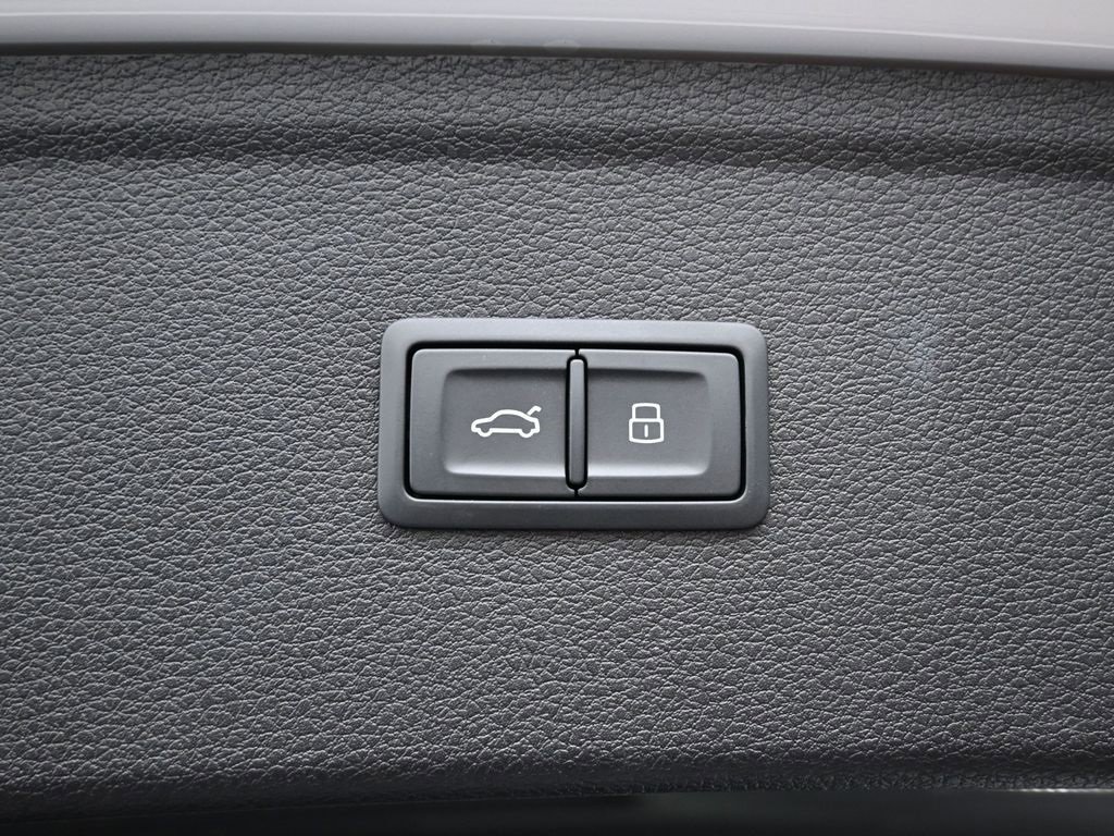 Used 2024 Audi Q5 2.0T Premium w/ Convenience Package image 15