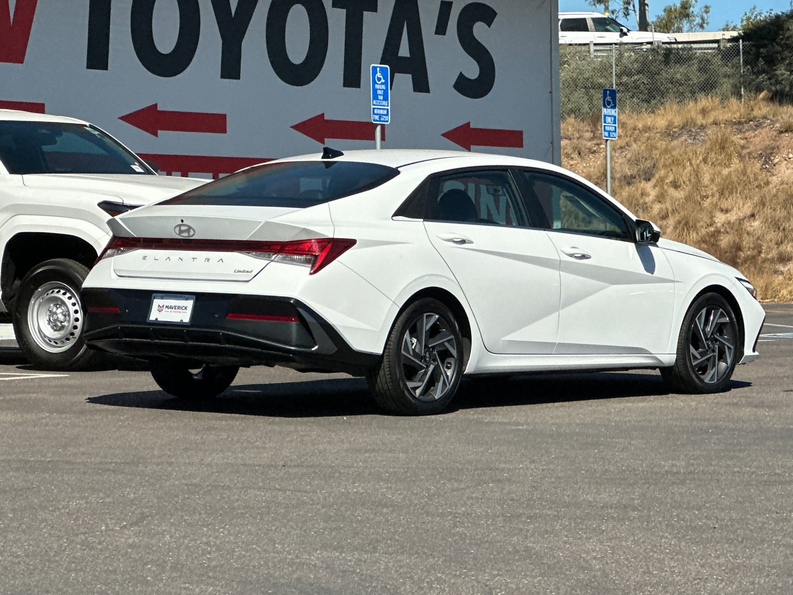 Used 2024 Hyundai Elantra Limited FWD image 5