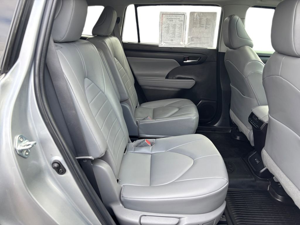 Used 2022 Toyota Highlander XLE AWD/4WD image 11