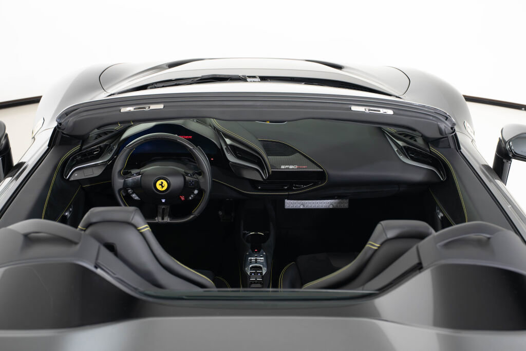 Used 2022 Ferrari SF90 Spider image 28