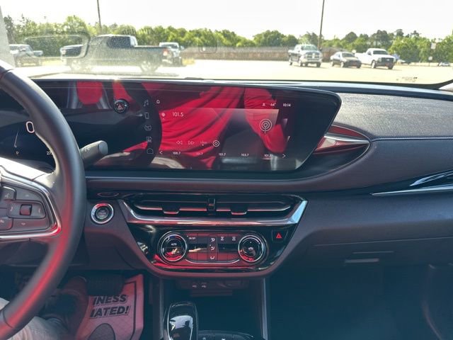Used 2025 Buick Envista Sport Touring image 13