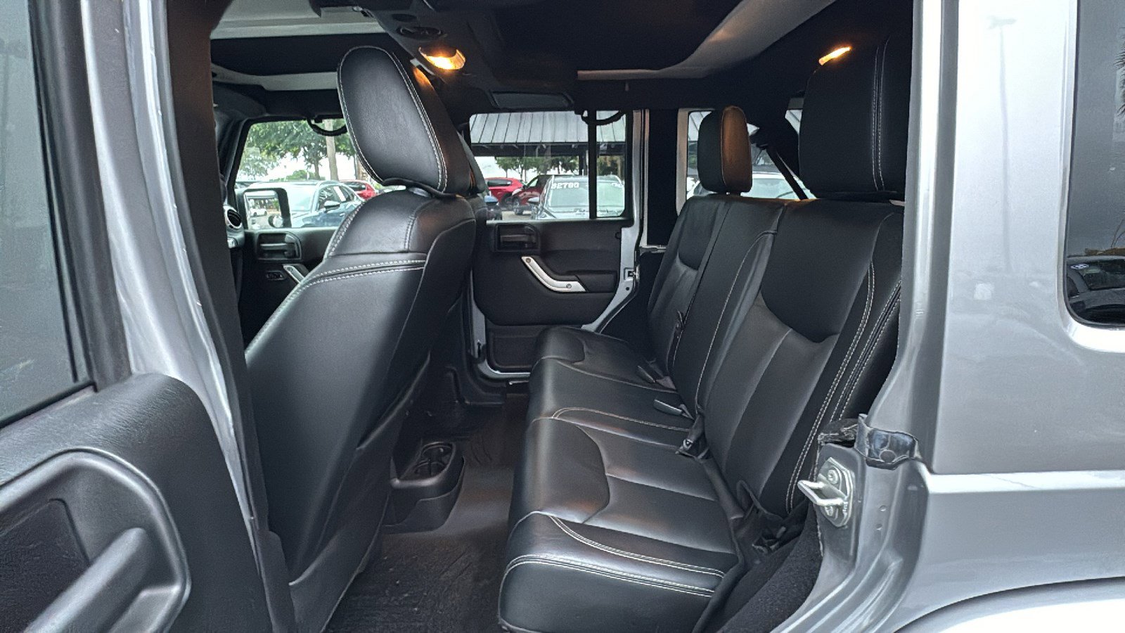 Used 2017 Jeep Wrangler Unlimited Rubicon AWD/4WD image 16