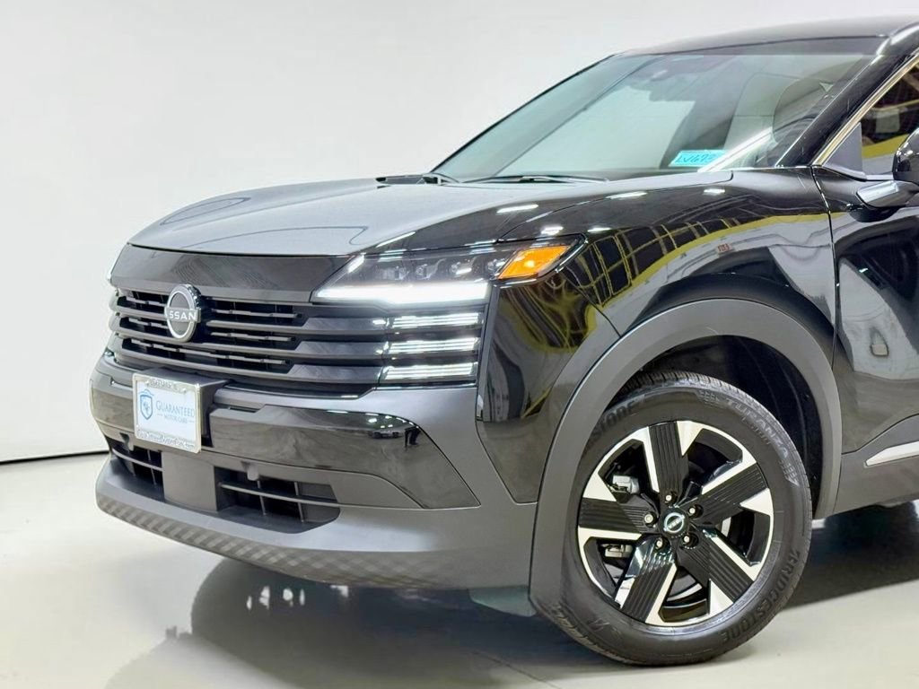 Used 2025 Nissan Kicks SV AWD/4WD image 3