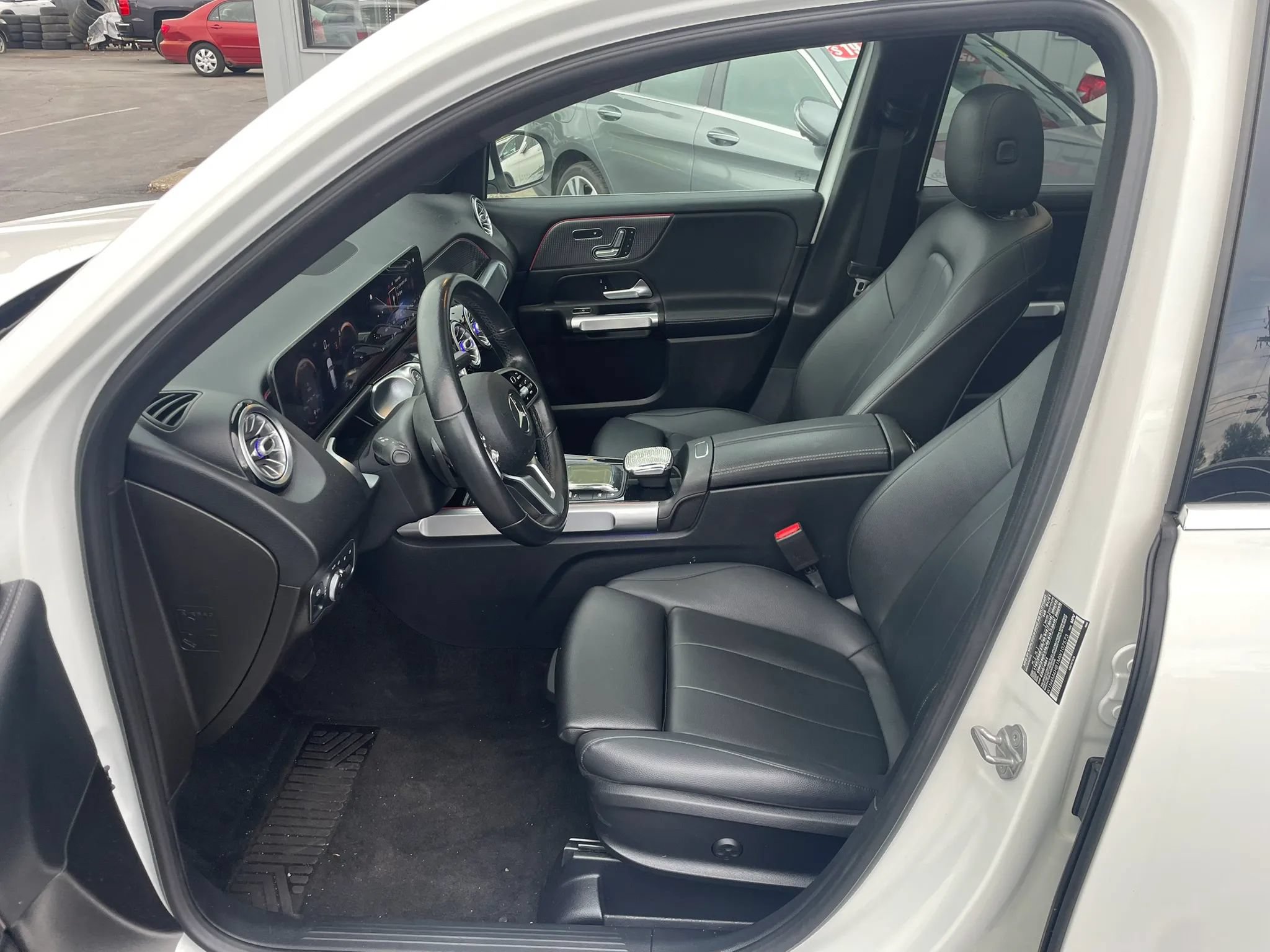 Used 2021 Mercedes-Benz GLB 250 4MATIC w/ Premium Package image 19