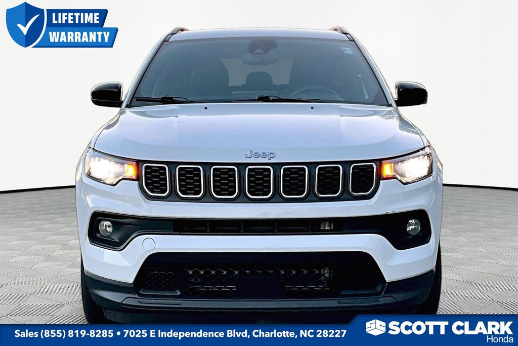 Used 2024 Jeep Compass Latitude AWD/4WD image 2