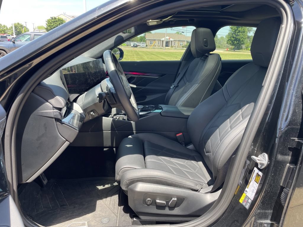 Used 2025 BMW i5 xDrive40 w/ M Sport Package AWD/4WD image 8