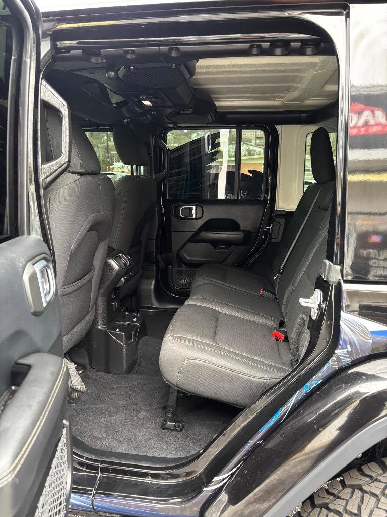 Used 2018 Jeep Wrangler Unlimited Sahara w/ Uconnect 4C Nav & Sound Group AWD/4WD image 24