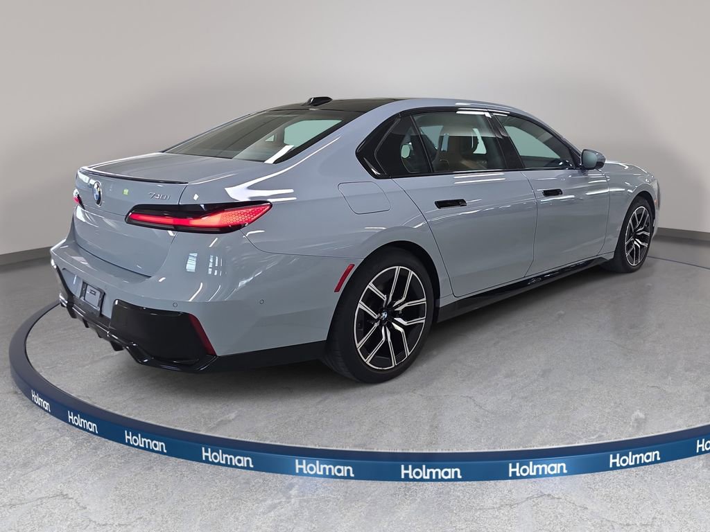 Used 2023 BMW 740i w/ Parking Assistance Package RWD image 7