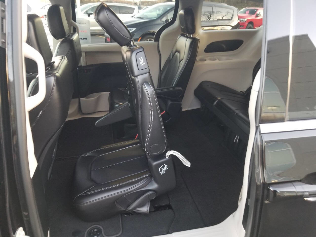 Certified 2024 Chrysler Pacifica Touring-L image 14