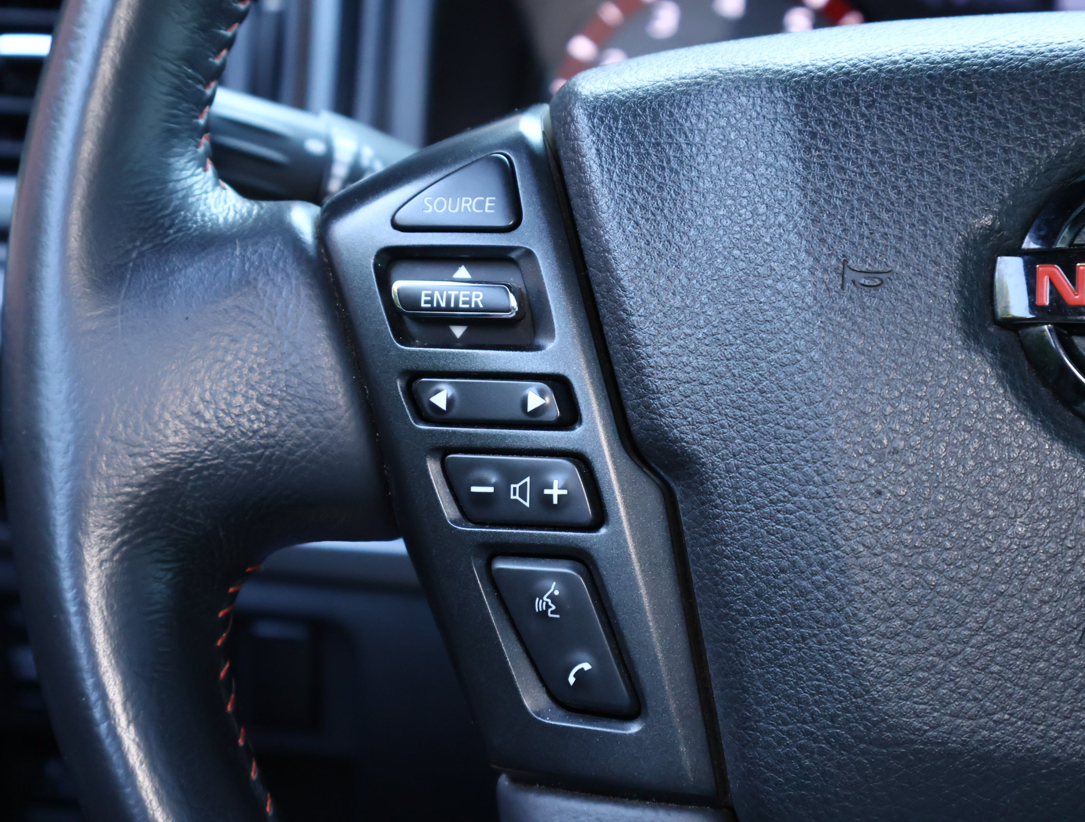 Used 2021 Nissan Titan PRO-4X w/ Pro-4x Convenience Package AWD/4WD image 15