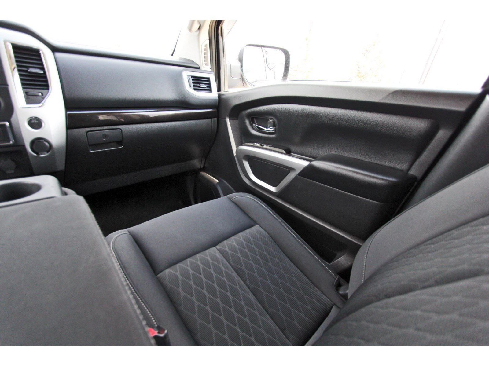 Used 2018 Nissan Titan SV AWD/4WD image 11