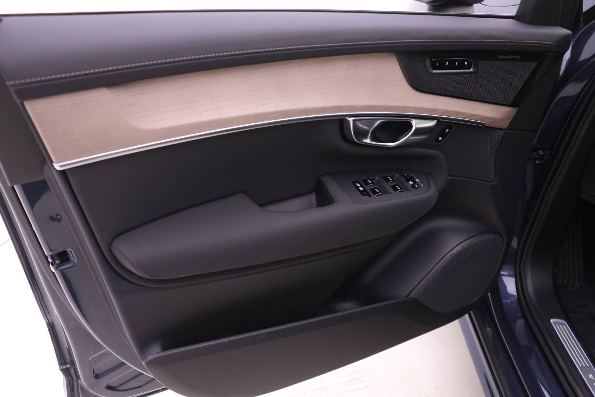 New 2026 Volvo XC90 T8 Plus w/ Protection Package Premier image 10