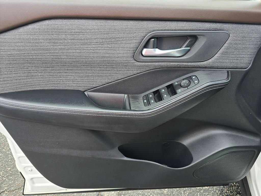 Used 2023 Nissan Rogue SV image 9