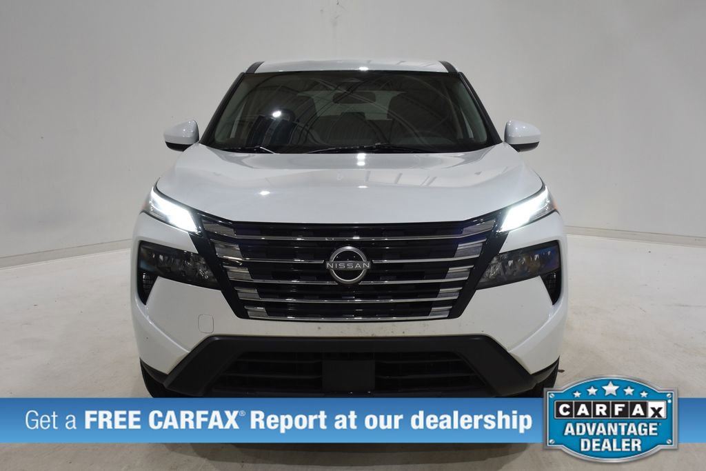 Used 2025 Nissan Rogue SV image 2